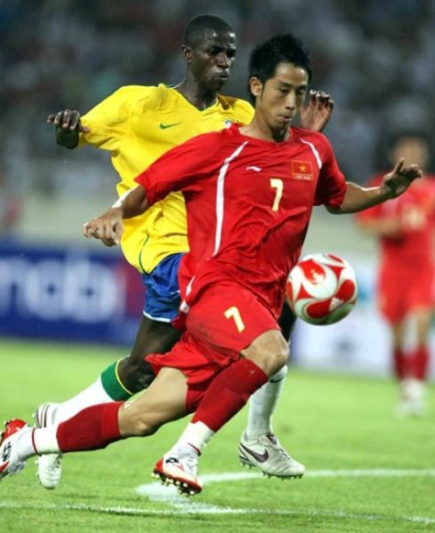 Anh cùng các đồng đội đã làm nên chiến tích lịch sử khi đưa ĐT Việt Nam lọt vào Tứ kết Asian Cup 2007 và sau đó giành thêm tấm HCĐ giải Vô địch Đông Nam Á.